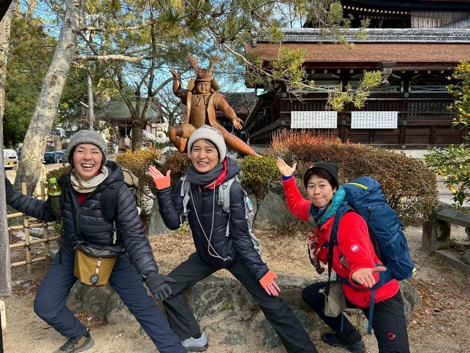 \まるこ愉快なお山の部/2026今年もお正月初詣&お山ノルディックハイキング行ってきました~ 藤森神社