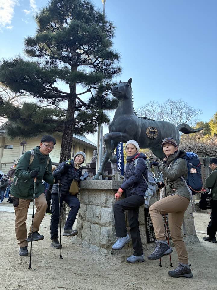 \まるこ愉快なお山の部/2026今年もお正月初詣&お山ノルディックハイキング行ってきました~ 藤森神社